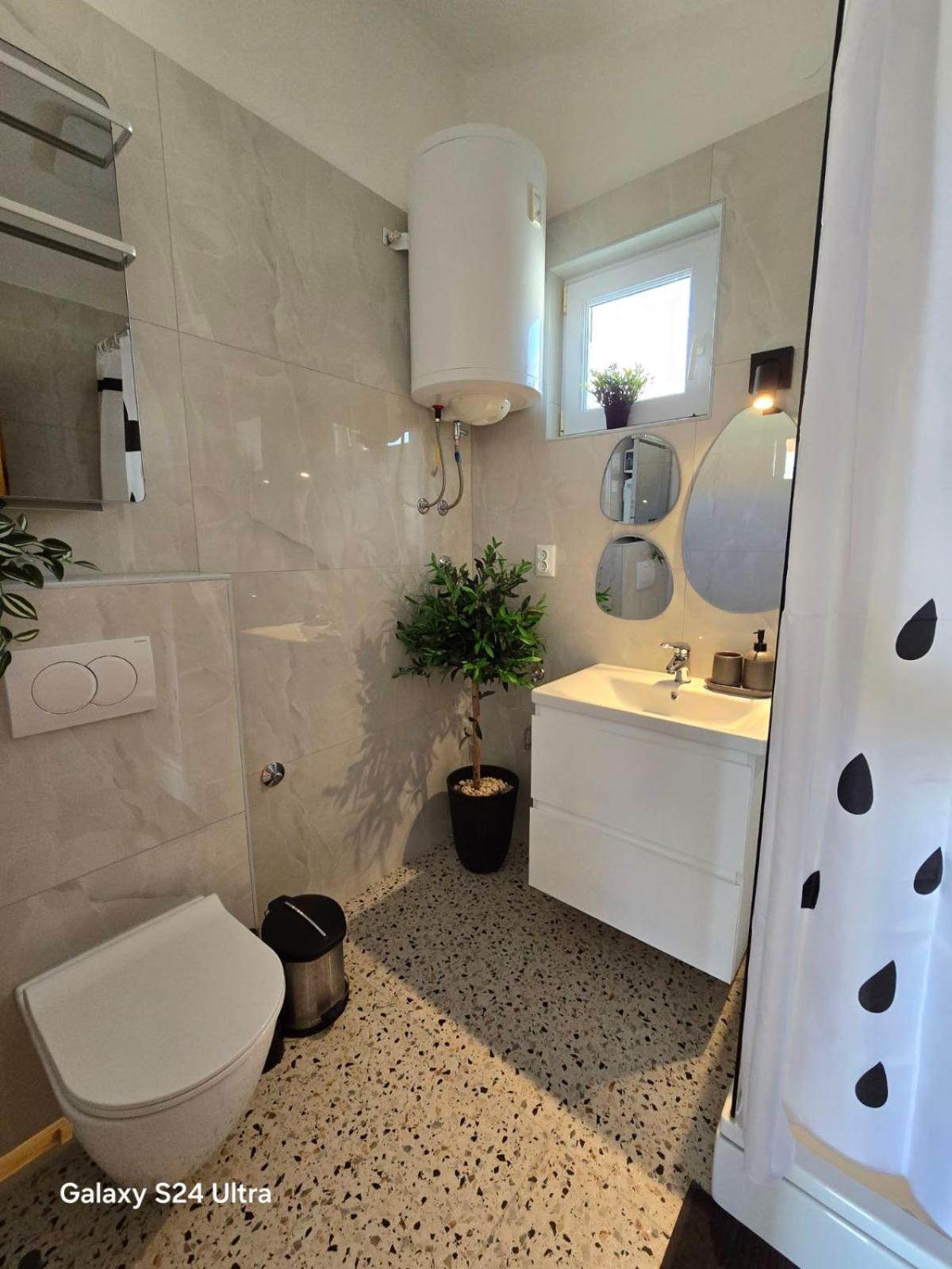 Apartament Pegy Vir